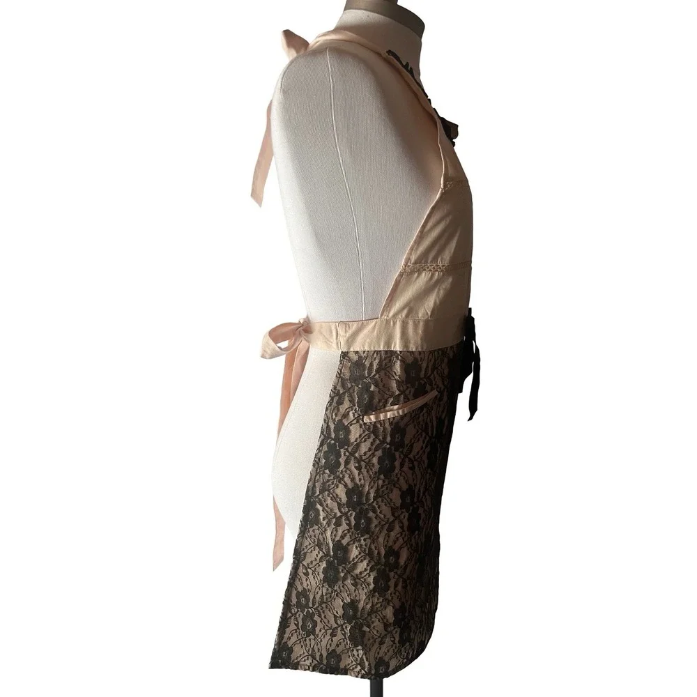 Sur la table Apron‎ NWT Pink With Black Lace Detail and Pockets.